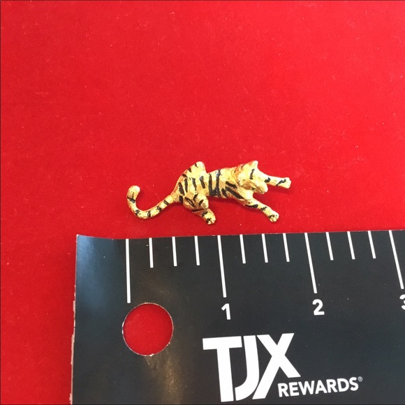 Vintage Tiger Pin great on clothes bags etc - Picture 6 of 7